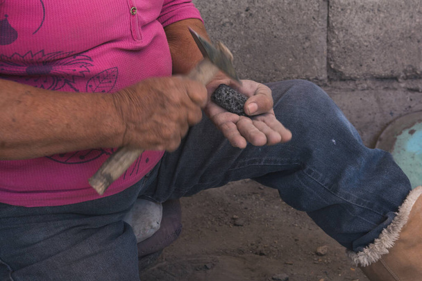 Ambachtelijke, stenen arbeider maken van molcajetes, een traditioneel Mexicaans keukengerei om kruiden zoals chili, avocado, peper, knoflook te malen.  - Foto, afbeelding