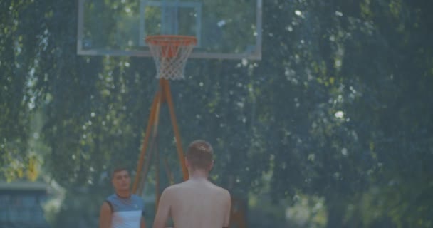 Veterán basketbalista skákání a otáčení míč před hrou - Záběry, video