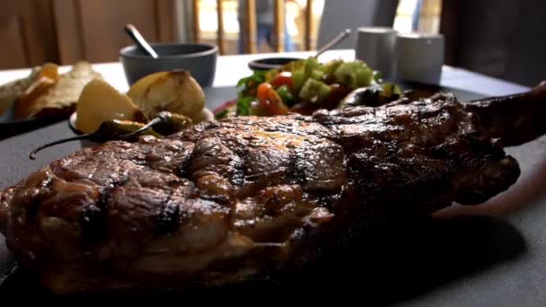 Grillezett hús, saláta, pirított hagyma és chilipaprika tálcán - Felvétel, videó