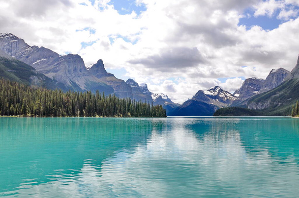 Прекрасний вид на озеро Малінь у національному парку Джаспер (Альберта, Канада).. - Фото, зображення