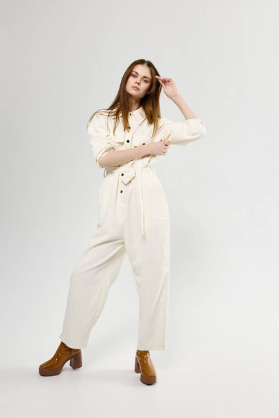 Nainen trendikkäissä vaatteissa moderni tyyli valkoinen puku täyspitkä studio - Valokuva, kuva