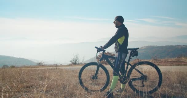 Vista da vicino di un ciclista in montagna - Filmati, video