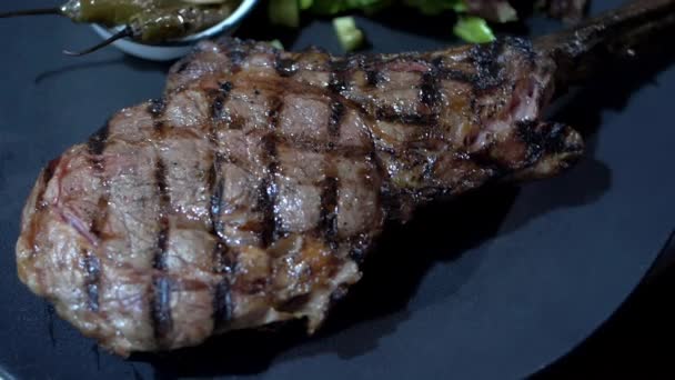 М'ясо на грилі, салат та смажена цибуля та перець чилі на тарілці
 - Кадри, відео
