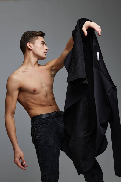 Mies yläosattomissa musta takki muoti itseluottamusta elämäntapa houkuttelevuutta - Valokuva, kuva