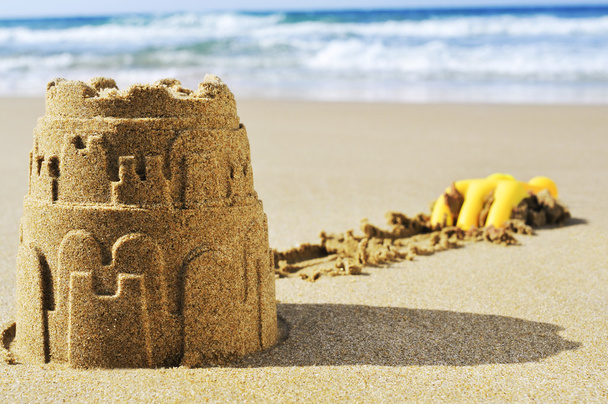 castelo de areia na areia de uma praia
 - Foto, Imagem