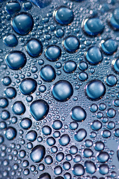 Kleurrijke water druppels close-up moderne dromerige natte achtergrond hoge kwaliteit prints vijftig megapixel - Foto, afbeelding
