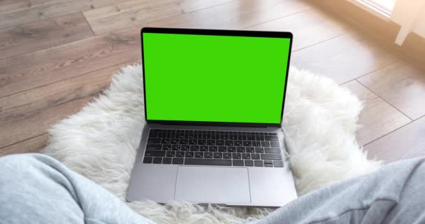Πράσινο φορητό υπολογιστή οθόνη κάθεται σε μια οικιακή εργασία - Πλάνα, βίντεο