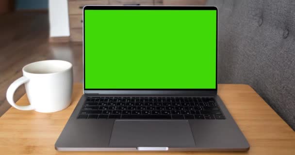 Πράσινο φορητό υπολογιστή οθόνη κάθεται σε μια οικιακή εργασία - Πλάνα, βίντεο