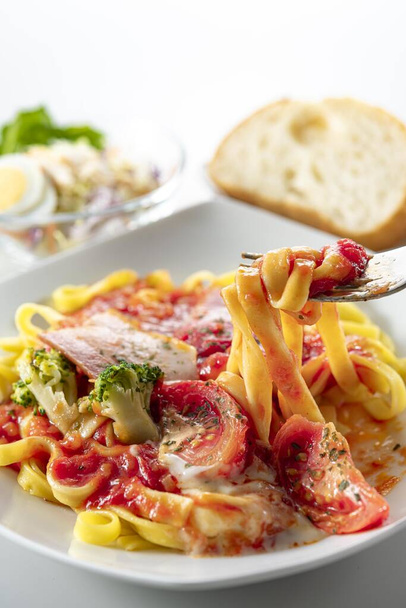 Вкусная томатная паста и салат - Фото, изображение