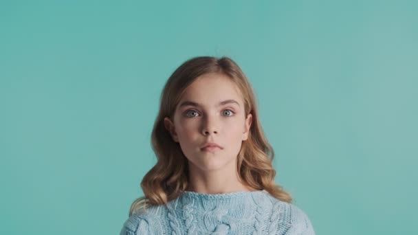 Портрет блондинки-підлітка, що показує новий жест ідеї на камеру, виглядає щасливим ізольованим на синьому фоні
 - Кадри, відео