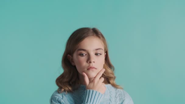 Retrato de loira adolescente pensando e mostrando nova ideia gesto na câmera sobre fundo colorido - Filmagem, Vídeo