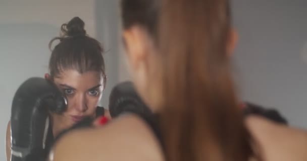 Крупный план бокса двух девушек в спортзале - Кадры, видео