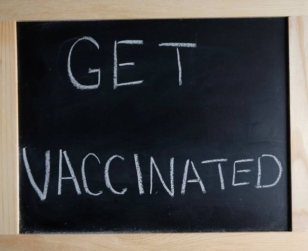 se faire vacciner écrit sur un tableau. flacons vides à côté du panneau. - Photo, image