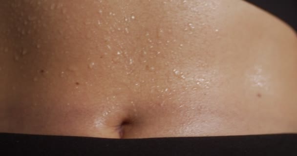 close-up van bezwete vrouwelijke lichaam - Video