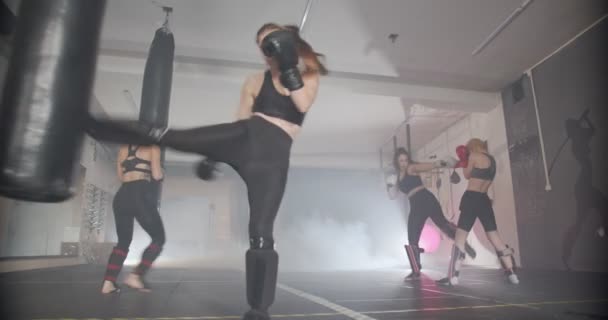 cztery dziewczyny szkolenia boks w siłowni - Materiał filmowy, wideo