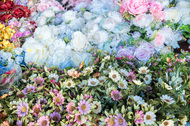 Plastové antény a jiné umělé květiny na prodej na místním trhu. Pro dekorační účely. - Fotografie, Obrázek