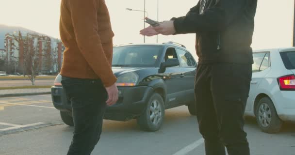 El hombre pagando el seguro después de un accidente de coche - Imágenes, Vídeo