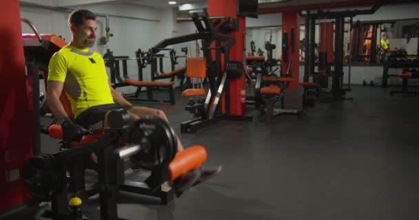 Старший спортсмен работает на ногах в спортзале - Кадры, видео