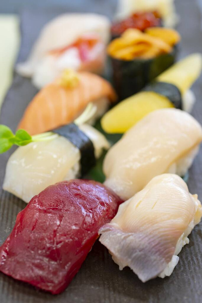 köstliches Sushi-Essen mit frischem Fisch in Japan - Foto, Bild