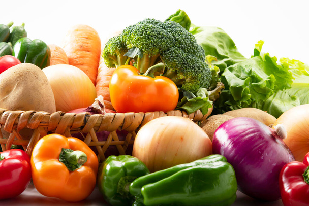 Friss és ízletes tápláló zöldségek - Fotó, kép