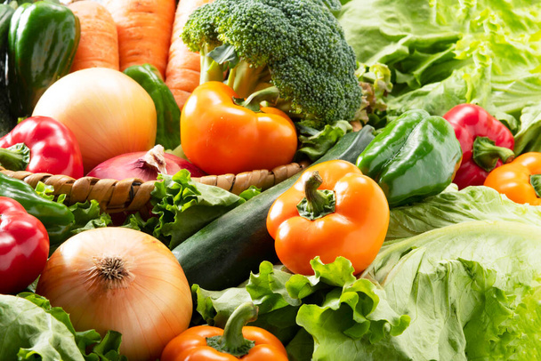 Verse en heerlijke voedzame groenten - Foto, afbeelding