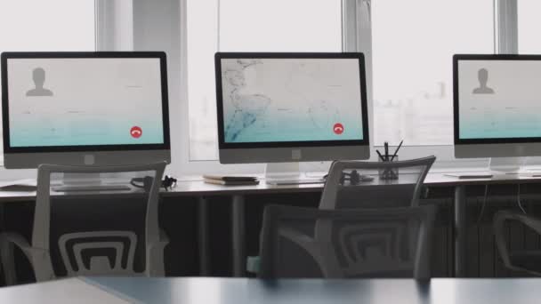 PAN plano del interior de la oficina del centro de llamadas vacío. Monitores de computadora con interfaz de software de servicio al cliente de pie en escritorios por ventanas panorámicas - Imágenes, Vídeo