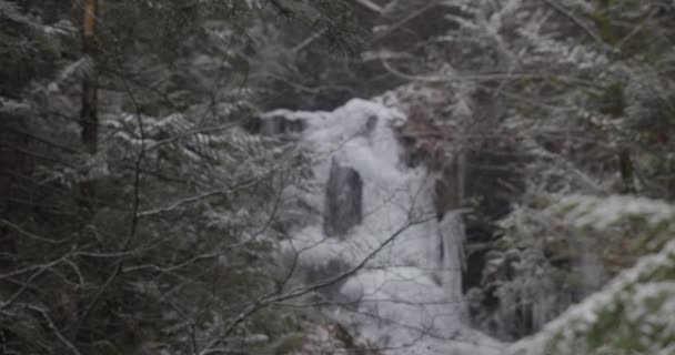 Zpomalené zaostření vytáhnout zamrzlý vodopád - Záběry, video