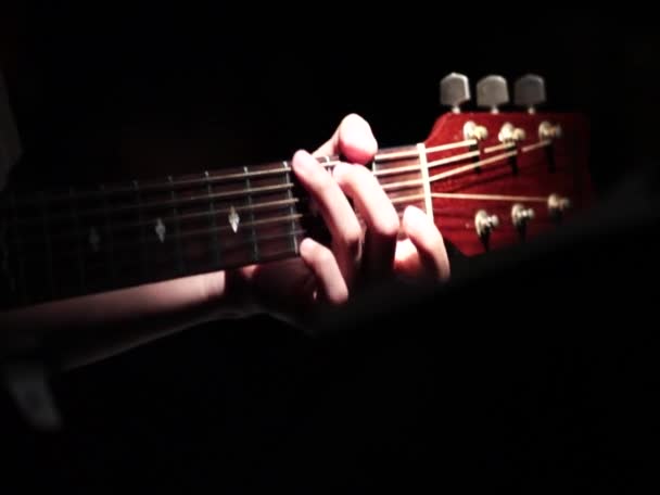 Praticar violão. Jovens bonitos tocando guitarra - Filmagem, Vídeo