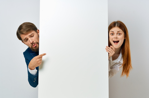 obchodní muž a žena bílý papír reklama kopírovat prostor prezentace - Fotografie, Obrázek