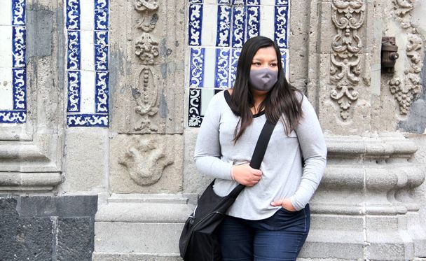 Cabello largo mujer latina con máscara de protección de uso clínico en la calle. nuevo covid-19 normal - Foto, Imagen