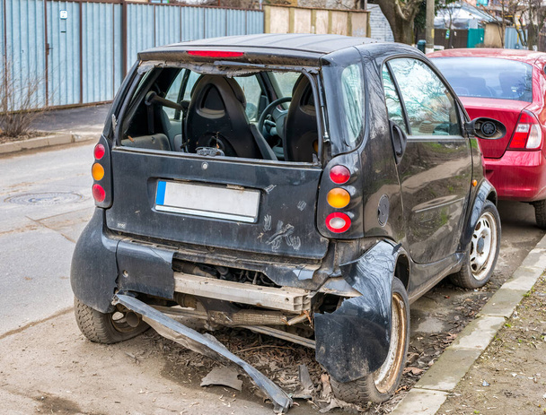 Kleinwagen in Unfall verwickelt Auto am Fahrbahnrand angefahren und beschädigt. - Foto, Bild