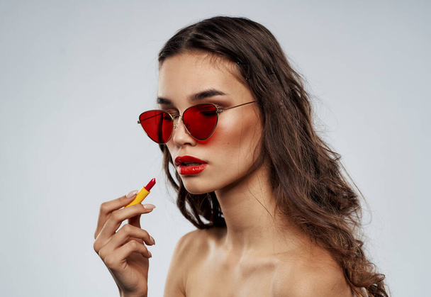 Nainen aurinkolasit punaisella huulipunalla rajattu näkymä - Valokuva, kuva