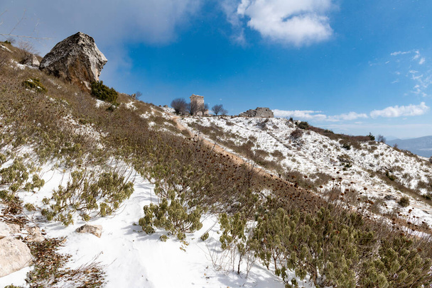 Witamy w Sagalassos. Isparta, Turcja.Aby odwiedzić rozległe ruiny Sagalassos, wysoko pośród postrzępionych szczytów Akdag, jest podejście do mitu: starożytne zrujnowane miasto w Stark - Zdjęcie, obraz