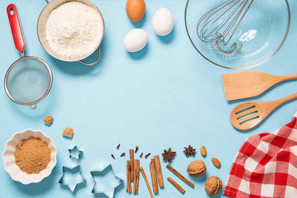 Culinaire achtergrond met ingrediënten om op een lichtblauwe betonnen tafel te bakken. Bovenaanzicht met kopieerruimte. - Foto, afbeelding