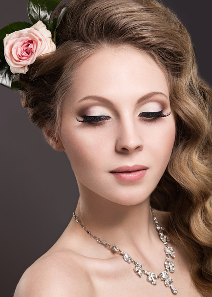 A beautiful woman with flowers on her head - Fotografie, Obrázek
