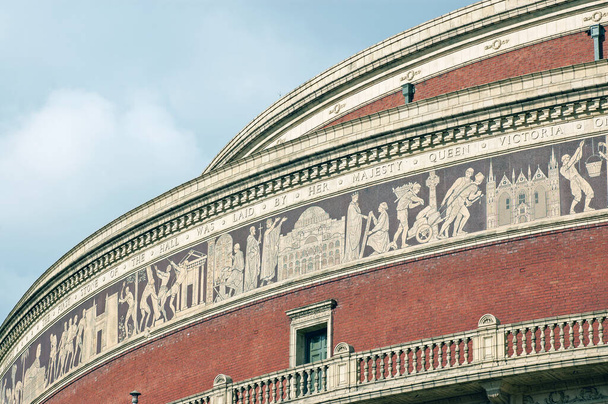 Detail van de betegelde fries van de Royal Albert Hall in Kensington, Londen. - Foto, afbeelding