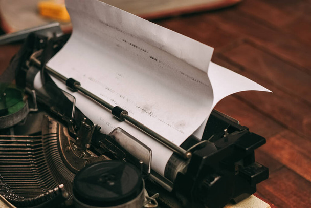 vintage dziennikarz maszyna do pisania w stylu retro nostalgia technologii - Zdjęcie, obraz