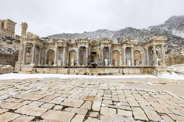 Bienvenue à Sagalassos. Isparta, Turquie.Visiter les ruines tentaculaires de Sagalassos, au milieu des sommets déchiquetés d'Akdag, c'est s'approcher du mythe : l'ancienne ville en ruine située dans une ruine - Photo, image