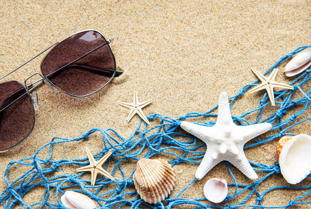 Blauw visnet op een strand zand, reizen, vakantie concept - Foto, afbeelding