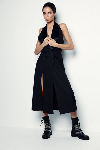 女性のドレスでスリットと黒の靴の化粧ブルネットー - 写真・画像