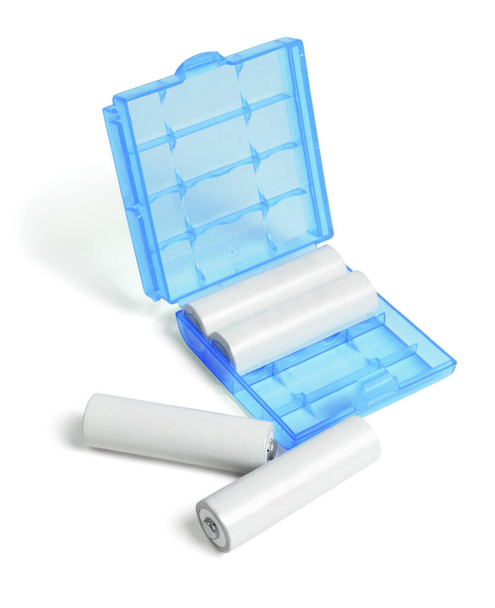 Batterie ricaricabili e supporto in plastica su sfondo bianco - Foto, immagini