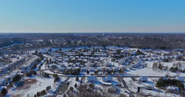 Antenni alas näkymä katettu yksittäisten talojen ja teiden talvikaudella pihoilla lumen peitossa - Materiaali, video
