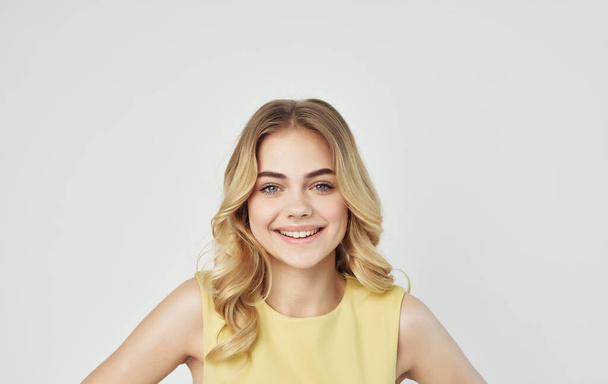 mooie blonde emotie close-up make-up studio model - Foto, afbeelding
