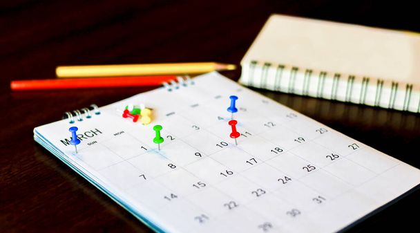 Sluit de kalender op de bruine tafel in het plannen van ideeën. - Foto, afbeelding