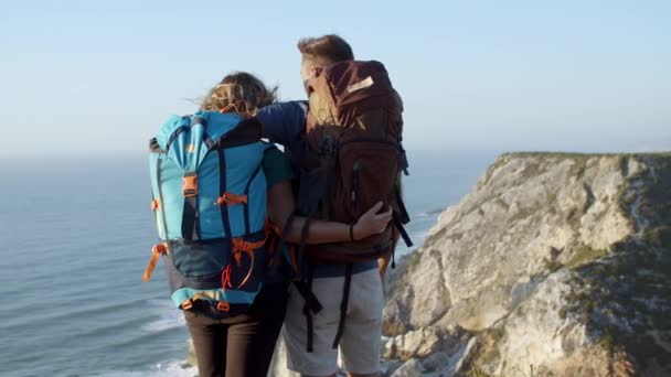 Romantikus turisták állnak a sziklánál. - Felvétel, videó
