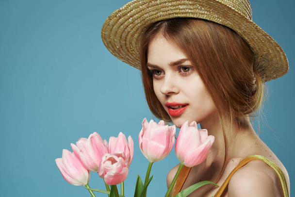 Krásná žena elegantní styl klobouk close-up kytice květin - Fotografie, Obrázek