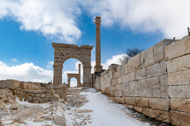 Welkom bij Sagalassos. Isparta, Turkije.Om de uitgestrekte ruïnes van Sagalassos te bezoeken, hoog tussen de grillige toppen van Akdag, is om mythe te benaderen: de oude geruïneerde stad in grimmige - Foto, afbeelding