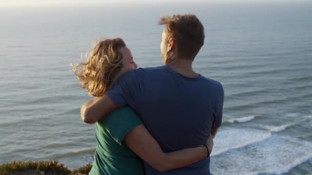 Pareja casada de turistas que pasan sus vacaciones en la playa - Metraje, vídeo