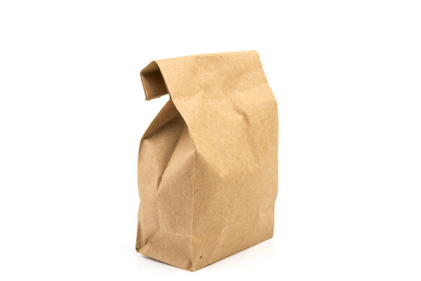 sac jetable en papier plein de papier kraft brun isolé sur fond blanc, concept de rejet de l'emballage en plastique, modèle pour concepteur, emballage pour livraison de produits sans contact - Photo, image