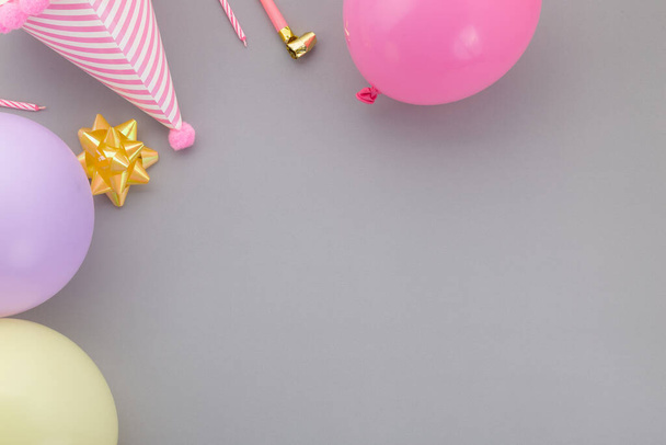 Feliz aniversário fundo, Flat lay colorido festa decoração no fundo cinza pastel. - Foto, Imagem